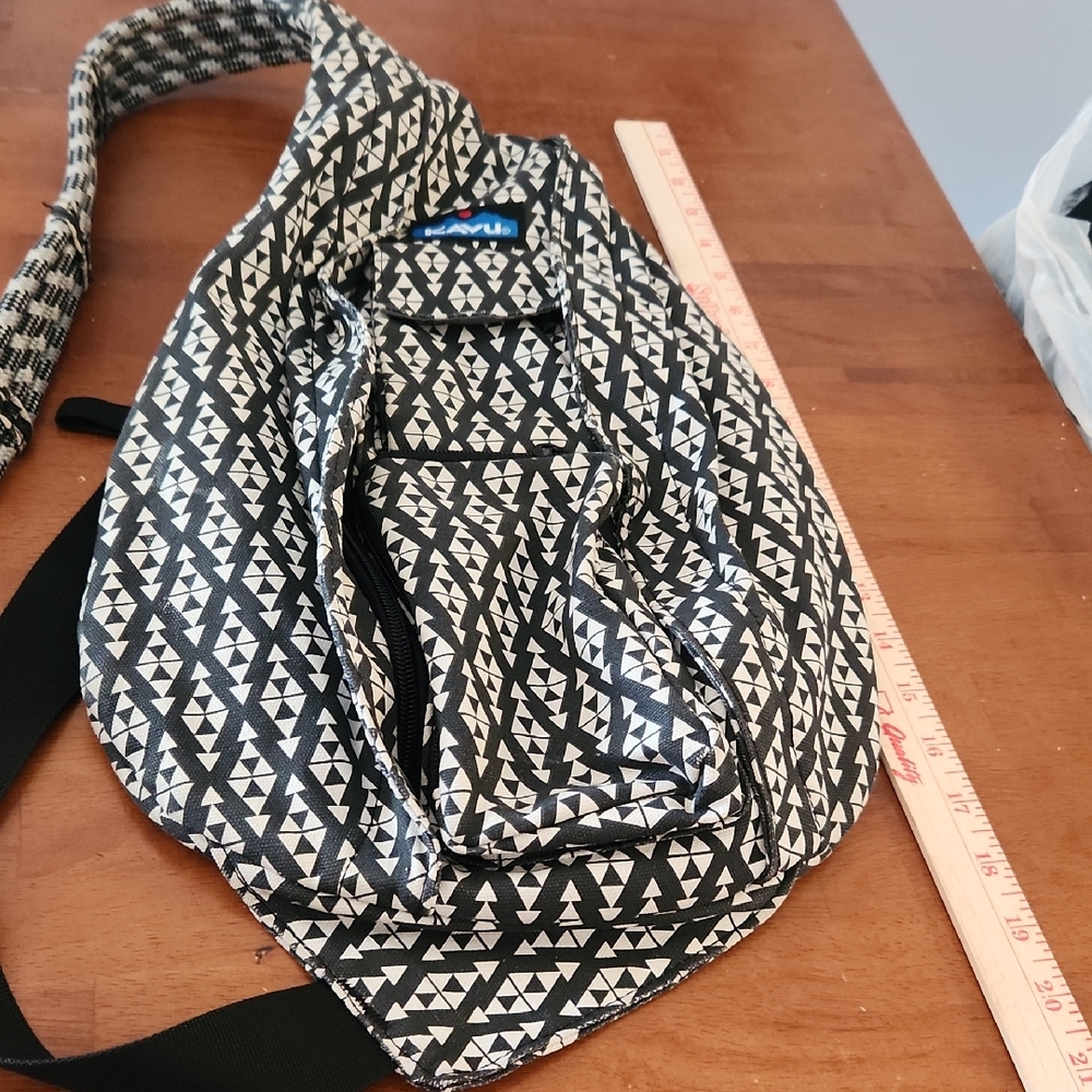 Kavu Black and White Triangle Pattern Rope Bag